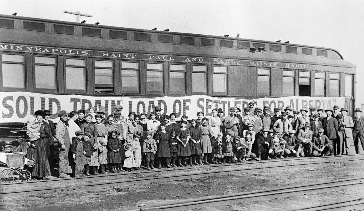 "Colorado settlers arriving by special train in Bassano, Alberta.", 1914-03, (CU1157614) by Unknown. Courtesy of Glenbow Library and Archives Collection, Libraries and Cultural Resources Digital Collections, University of Calgary.