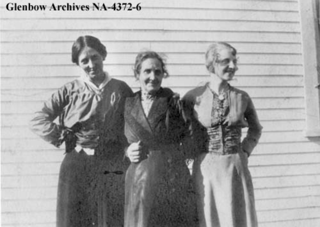 a black and white photo of Mathea Thorpe and her daughters Bessie and Lilian.